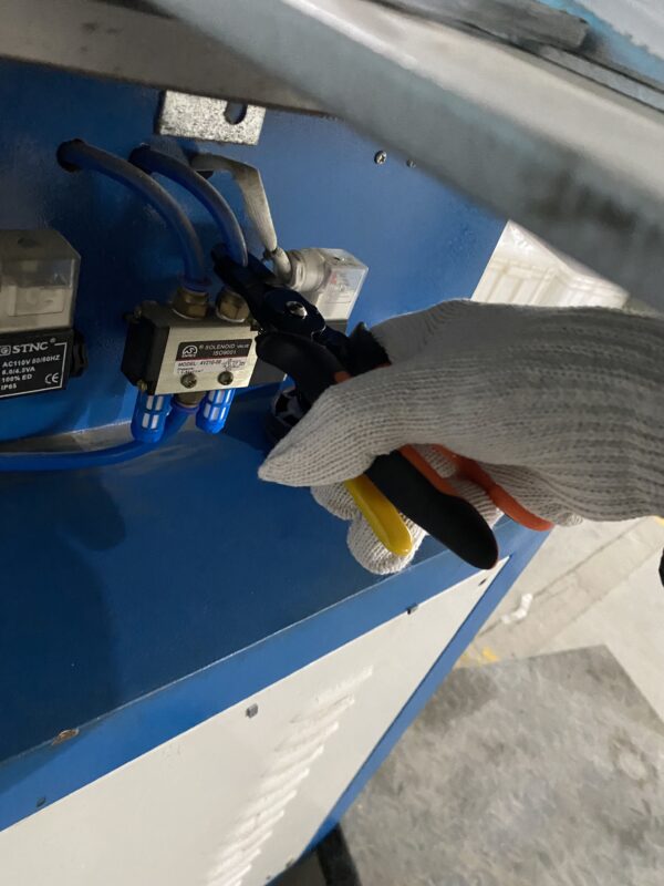 场景2b Push to Connect Fittings Disconnect Tool Air Line Removal Tool for 3/8”, 1/2” (10-12mm) Pneumatic Air Hose Quick Connect Fittings Quick Release Pliers