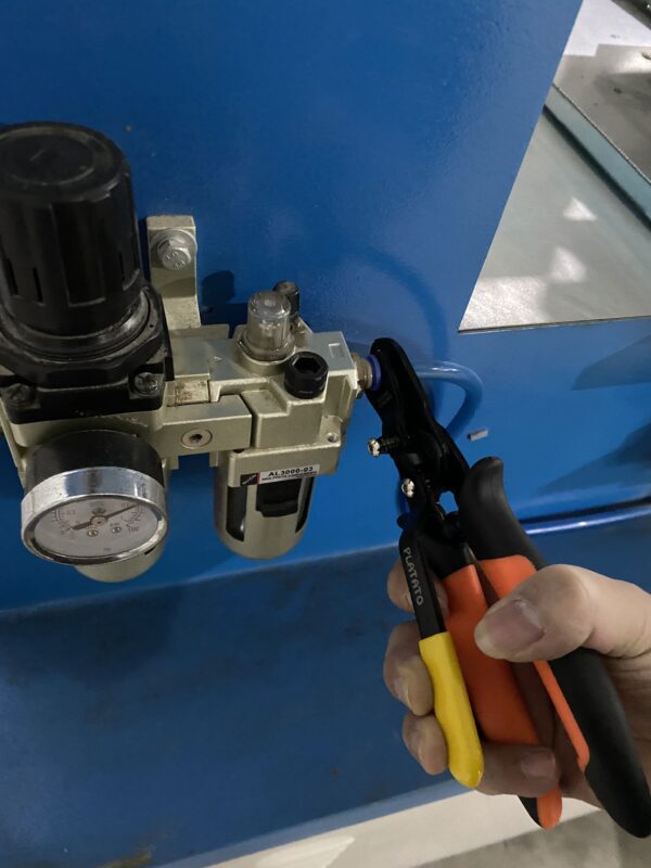 场景5 Push to Connect Fittings Disconnect Tool Air Line Removal Tool for 3/8”, 1/2” (10-12mm) Pneumatic Air Hose Quick Connect Fittings Quick Release Pliers